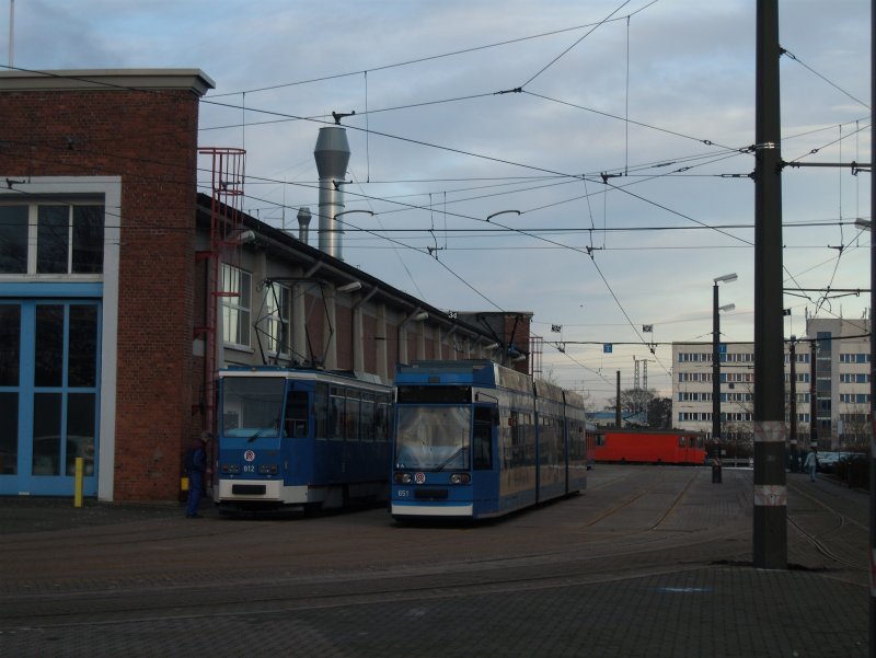 Tatra T6m, NGT (6NGTDWE) und im Hintergrund der betagte orange-farbene Arbeitstriebwagen  auf dem Gelnde des Straenbahnbetriebshofes Rostock