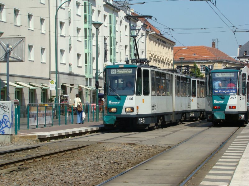 Tatra Triebzug 146 Links Und Triebzug 257 Rechts Am Potsdamer Platz Der Einheit Bahnbilder De