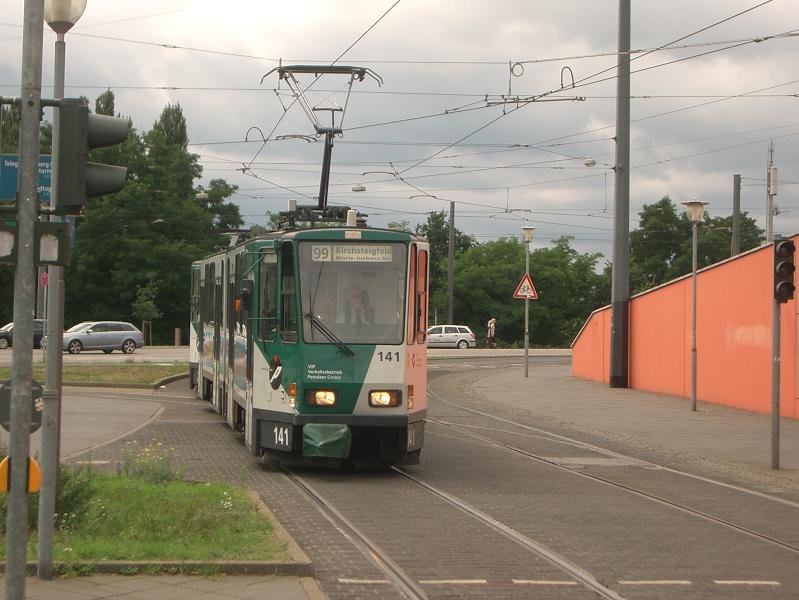 Tatra-Zug 141/241 als Linie 99 zum Kirchsteigfeld biegt von der Langen Brcke zum Hauptbahnhof ab. 2008-07-22.