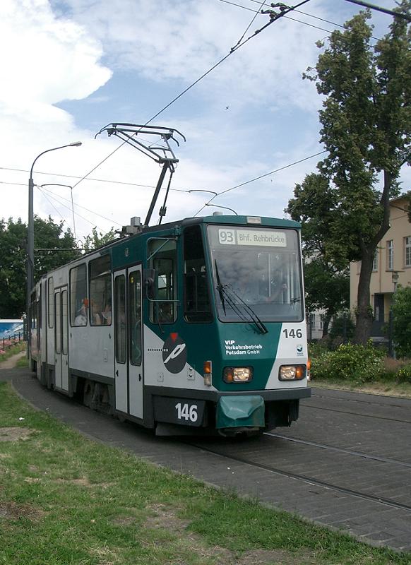 Tatrazug 146/246 biegt aus Richtung Hauptbahnhof in die Heinrich-Mann-Allee ein, um seine Fahrt zum Bahnhof Rehbrcke fortzusetzen. 2009-07-01.