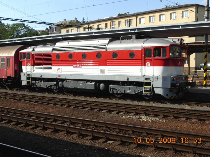  Taucherbrille  unterwegs: diese Diesellok der Baureihe 750 mit dem nur allzu treffenden Spitznamen war am 10.5.2009 auf dem Hauptbahnhof der slowakischen Hauptstadt zu sehen.