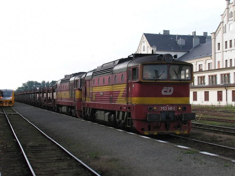 Taucherbrillen 753 141-1 und 753-352-4 mit Gterzug auf Bahnhof Liberec (13-7-2007). 