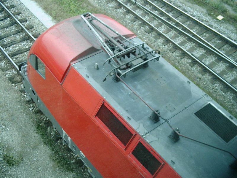Taurus 1016 011-7 wartet mit einem Autozug auf die freie Strecke nach Passau, g�nstig f�r ein reflexionsfreies Foto mit Blick auf den Stromabnehmer der Lok vom �bergang des Bahnhofs Wels aus. [26.10.06]