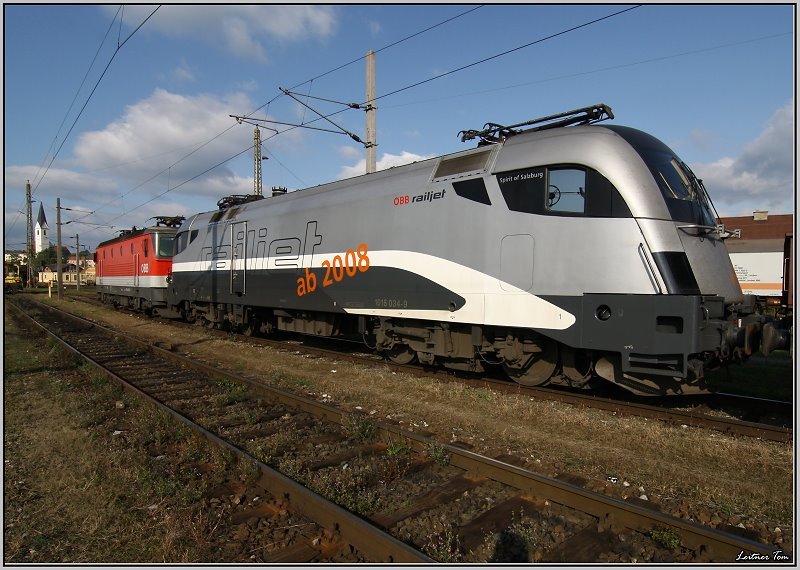 Taurus 1016 034 mit dem railjet Vordesign  Spirit of Salzburg  steht im Bahnhof Knittelfeld.
17.09.2008