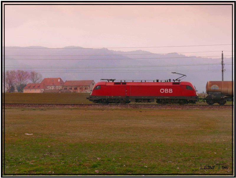 Taurus 1116 026-4 in Zeltweg (Im Hintergrund Schlo Farrach )4.4.2007