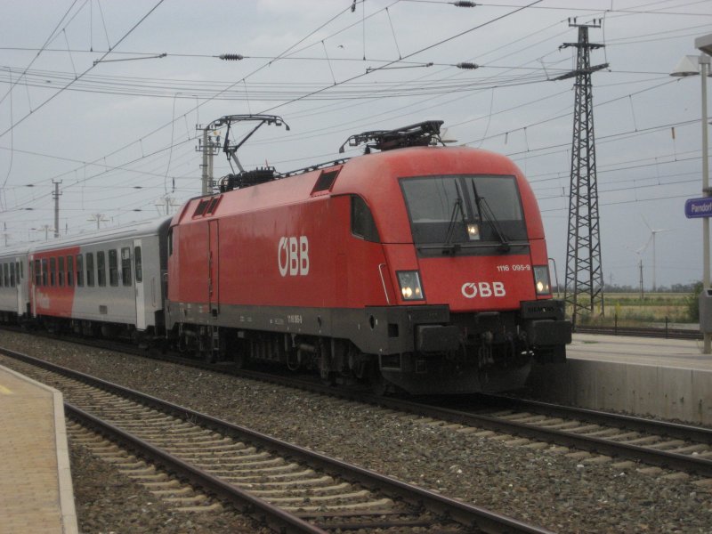 Taurus 1116 095-9 mit einem Regionalzug am 3.8.07, 14.04 Uhr kurz vor Parndorf