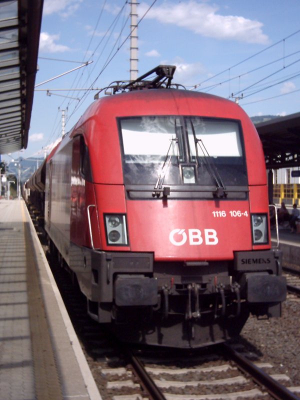 Taurus 1116 106-4 im Sommer 2006 in Jenbach. Hier wartet er mit seinem Gterzug auf eine berholung