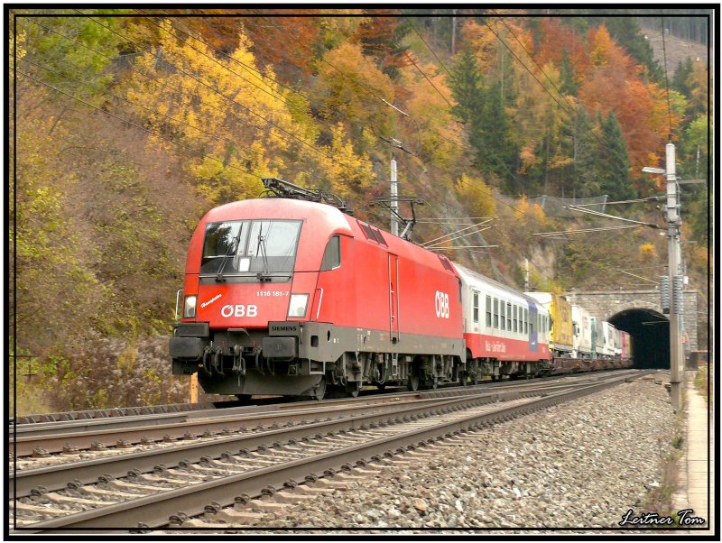 Taurus 1116 181  Hanspeter  fhrt mit einer Rola aus dem Galgenbergtunnel bei St.Michael in der Stmk.
11.2007
