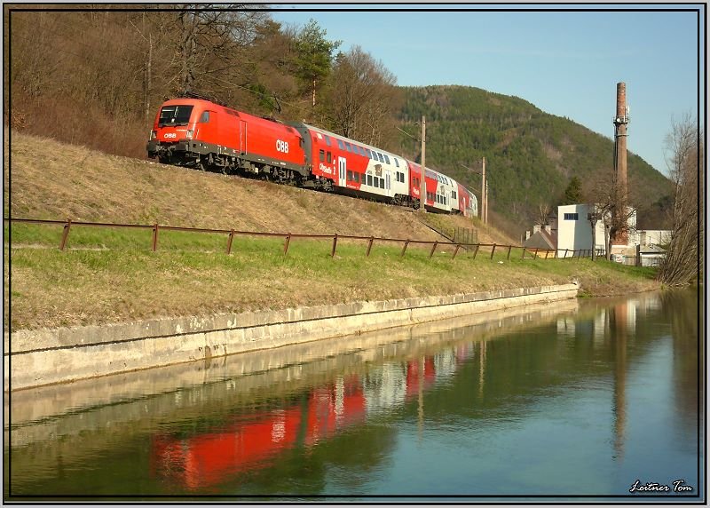 Taurus 1116 216 mit R 9721 von Wien Sdbahnhof nach Payerbach-Reichenau spiegelt sich im Schwarzabach bei Schlglmhl.  
30.3.2008