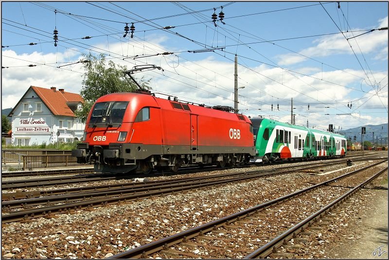 Taurus 1116 272 berstellt den Dieseltriebwagen ATR 220-026 von Breclav nach Tarvisio.Gebaut werden diese Triebwagen bei der Fa.Pesa in Polen.
Zeltweg 13.06.2009