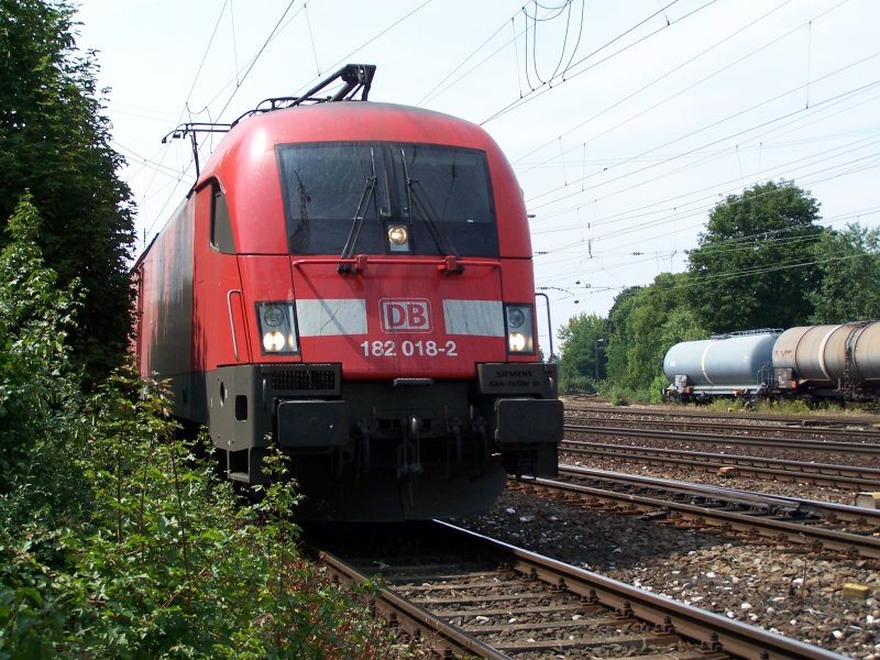 Taurus 182 018-2 aus Richtung Mnchen kommend fhrt zgig in den Rangierbahnhof ein. (16.07.2005)