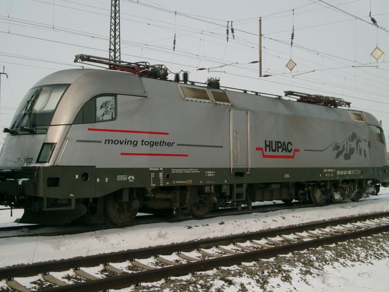  Taurus  ES 64 U2-102 der Hupac am 23.02.05 im Bahnhof Grokorbetha.