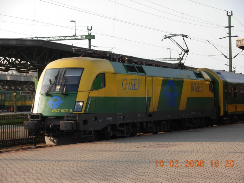 Taurus-Lokomotive 1047 502-8 der GySEV (Raab - Oedenburg - 
Ebenfurter Eisenbahn) auf dem Bahnhof in Oedenburg (Sopron). 
Foto vom 10.2.2008
