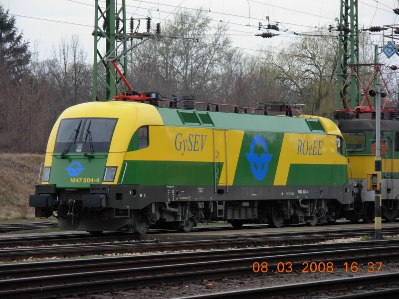 Taurus-Lokomotive 1047 504-4 der Raaberbahn (GySEV) in 'Lauerstellung' auf dem Bahnhof Oedenburg. Aufgenommen am 8.3.2008.