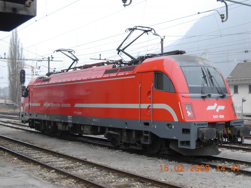 Taurus-Lokomotive der Slowenischen Eisenbahnen an einem na-kalten Tag im Bahnhof Jesenice. Foto vom 15.2.2008