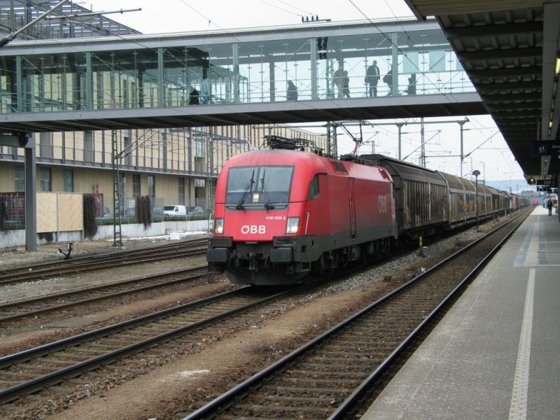Taurus der BB mit Gterzug bei der Durchfahrt durch Regensburg Hbf. 18.3.2006.
