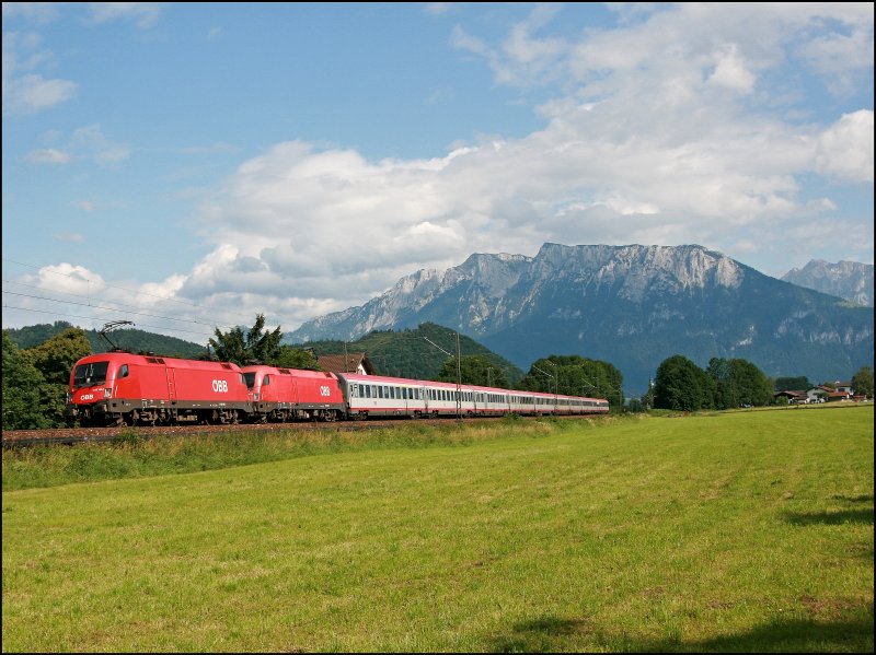 Taurus-Power vorm Kaisergebirge: 1116 195 und die Innsbrucker 1116 182 bringen gemeinsam den OEC 569  Bernhard Ingenieure  von Bregenz nach Wien West. (05.07.2008)
