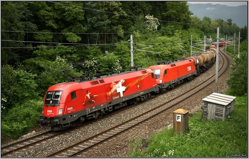 Taurus Tandem mit der EM-Lok 1116 075 Schweiz voran fhrt mit einem Gterzug in Richtung Villach.
Zeltweg 11.06.2008