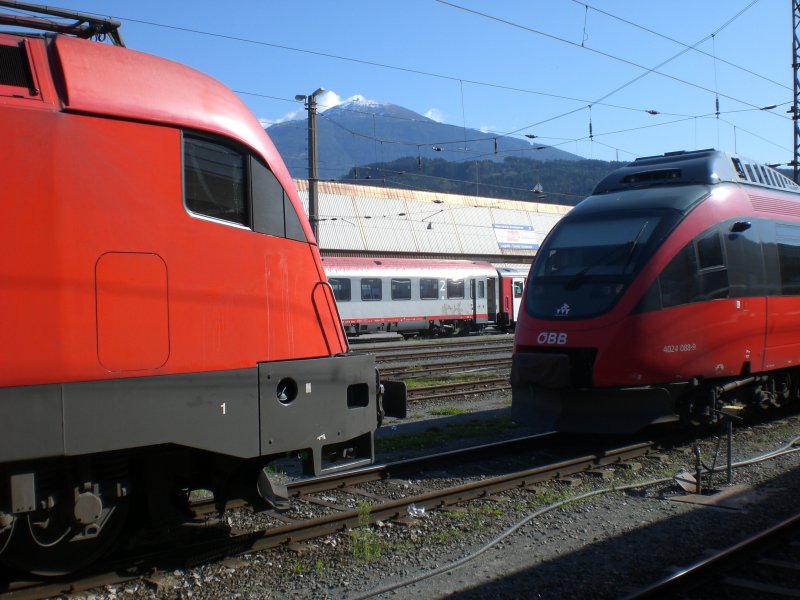 Taurus vs. Talent -> Glnzend!
4024 088-9 und 1116 178-3 stehen am 28.9.2008 voreinander abgestellt. Im Hintergrund einige Eurofirma-Wagen im aktuellen Farbschema.
Innsbruck Hbf.