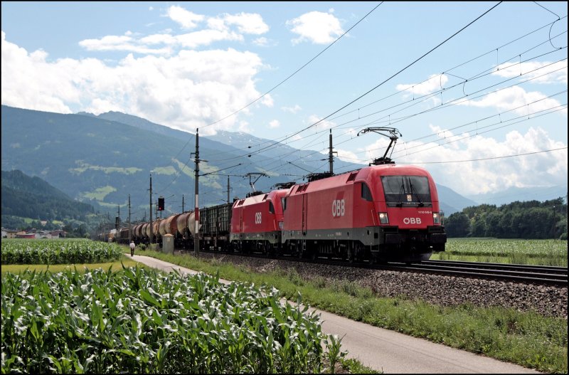 Tauruspower im Inntal: 1116 048 und eine Schwesterlok haben vermutlich in Hall i.Tirol einen Gterzug bernommen und bringen ihn in Richtung Wrgl. (08.07.2008)
