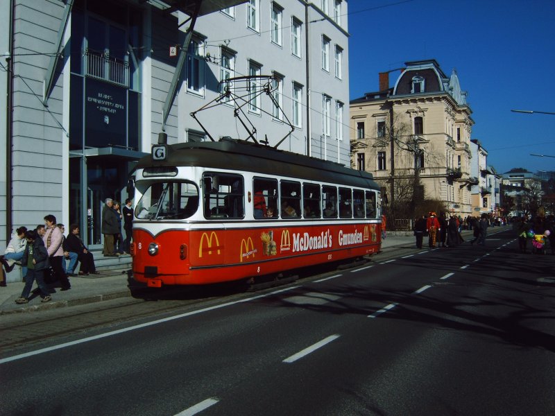 Tausende Schaulustige standen am 18.02.2007 entlang der Strasse in Gmunden um den Faschingsumzug zu sehen. Da die Fahrbahn f�r den Verkehr gesperrt war kamen viele Besucher mit der Strassenbahn.