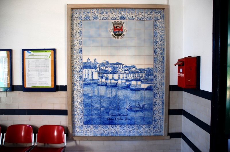 TAVIRA (Distrikt Faro), 19.01.2007, Azulejo-Wandbild im Bahnhofsgebäude Tavira