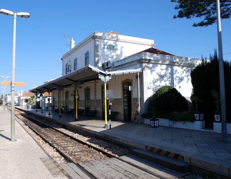 TAVIRA (Distrikt Faro), 19.01.2007, Blick vom Bahnsteig auf das Bahnhofsgebäude