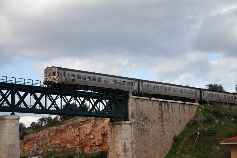 TAVIRA (Distrikt Faro/Concelho Tavira), 23.01.2007, ein Triebzug BR 0600 aus Vila Real de Santo António passiert die Brücke über den Rio Gilão und erreicht in Kürze den Bahnhof Tavira