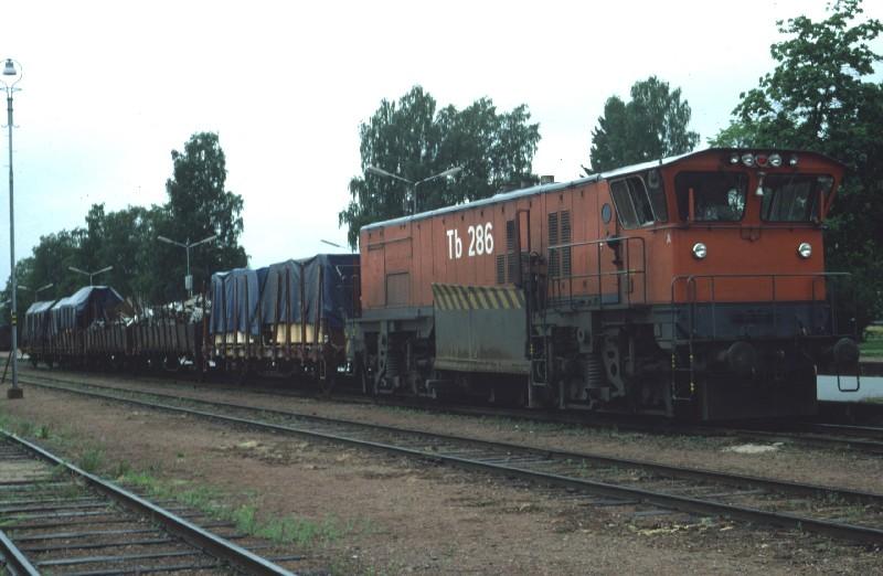 Tb 286 mit gterzug in Mora im juli 1975