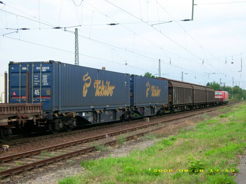 Tchibo fhrt Bahn: Dieser mit 2 Containern beladene Containerwagen hing im Gterzug von 189 033. Am 29.08.08 bei der Durchfahrt in Raguhn fotografiert.