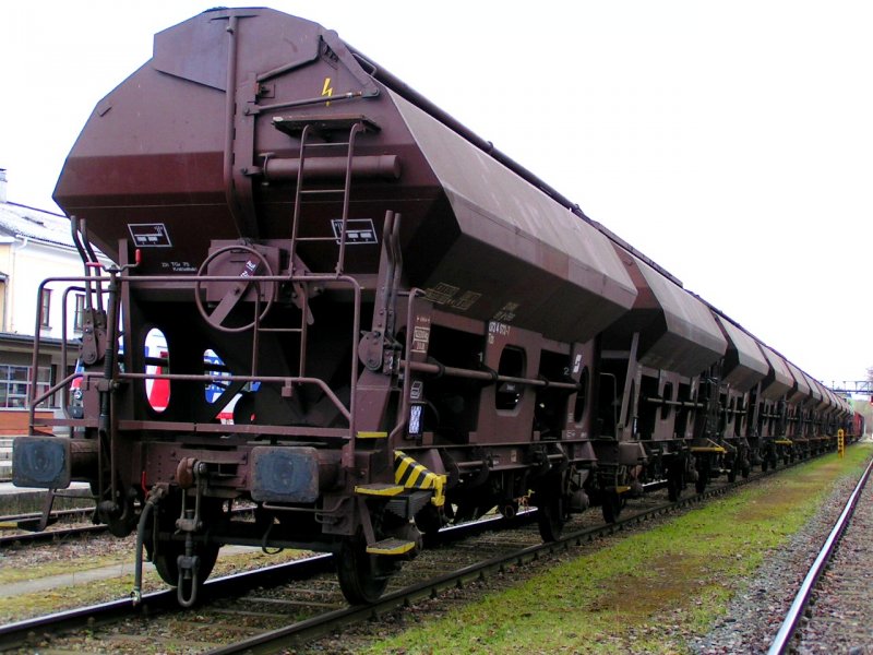 Tds(1810734073-7) sowie weitere Wagen dieser Type, beladen mit 20Tonnen Rbenschnitzel warten auf die Zustellung nach Antiesenhofen, Bhf.RIED i.I. 071202  