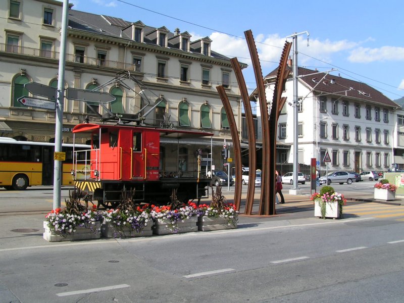 TE 2/2 steht im MGB Bahnhof von Brig abgestellt am 06.08.07 gegen 17 Uhr 45, als wre sie ein Teil des Denkmals. 