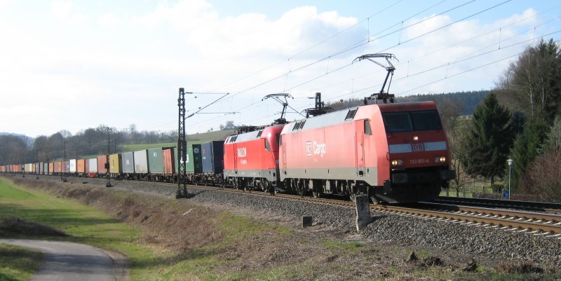 TEC 41938 mit 152 001-4 (die erstgebaute) und 182 XXX-X kurz vor Eschwege West an einem kleinen B km 199,7 in Fahrtrichtung Norden. 19.03.2009.