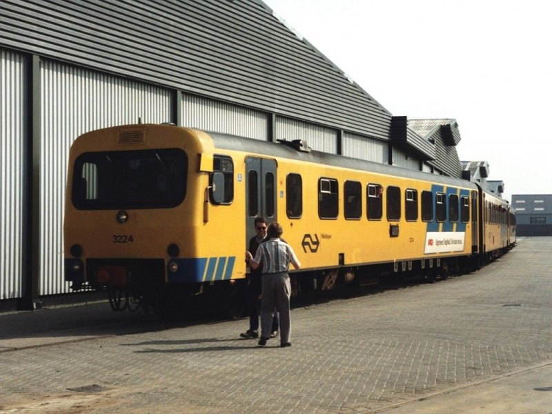 Technisch verwandt mit der BR 628/928 und BR 627 sind die  Wadloper -Triebwagen der Nederlandse Spoowegen (NS) und spter Arriva. Wadlopers 3224 and 3103 whrend eine Sonderfahrt auf die Gterstrecke Leeuwarden-Stiens in Stiens (ZPC) am 11-4-1992. Bild und scan: Date Jan de Vries.