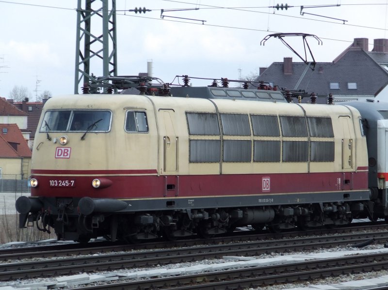 TEE 103 245-7 der DB fuhr am 20.03.2009 mit einem IC durch Mnchen-Pasing aus Richtung Mnchen Hbf. Leider schien in diesen Minuten nicht die Sonne, sodass das Bild etwas trist wirkt...