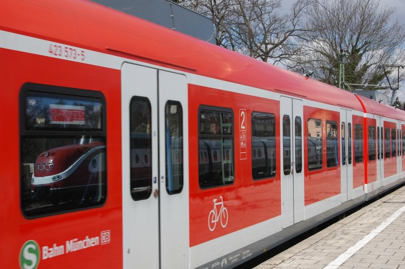 TEE 601 015 in einer einfahrenden S1 als BST Restaurant am 29.03.08 in München-Moosach. Zur Zeit befindet er sich in Holzkirchen, wo er vom 03. Mai bis 24. August geöffnet sein wird.