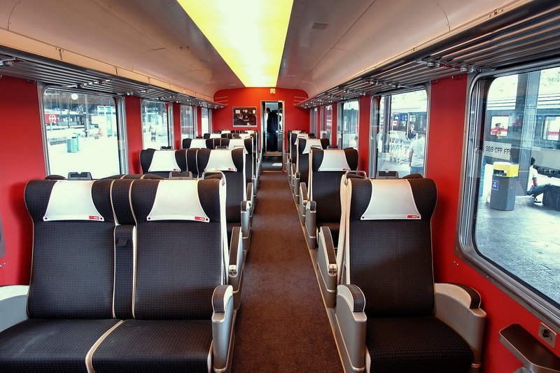 TEE II RAe 1053. Auch nach 50 Jahren wirkt die Einrichtung im  Gottardo  schick und elegant. Da macht die Sonderfahrt nach Gschenen, zur Premiere der Freilichtproduktion  D'Gotthardbahn , sicher viel Freude. Basel SBB am 6.7.2007