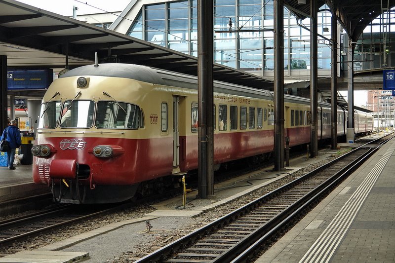 TEE II RAe 1053. Erster Blick von Gleis 10 auf den  Gottardo . Nun heisst es aber schnell rber fr weitere Aufnahmen. Basel SBB am 6.7.2007.