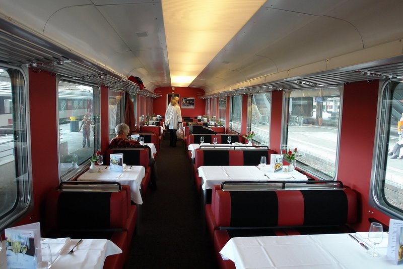 TEE II RAe 1053  Gottardo . Noch hat es gengend freie Pltze im Speisewagen der 2. Klasse. Aber es sind ja noch 20 Minuten bis zur Abfahrt. Basel SBB am 6.7.2007