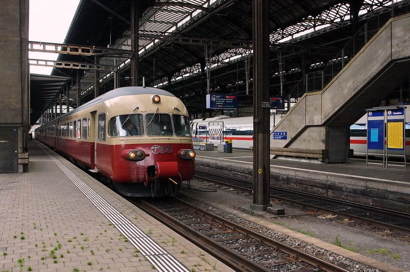 TEE II RAe 1053  Gottardo . Nun beginnt die fast dreistndige Fahrt des Sonderzuges nach Gschenen mit einem besonderen Erlebnistag fr alle Mitreisenden. Basel SBB am 6.7.2007.