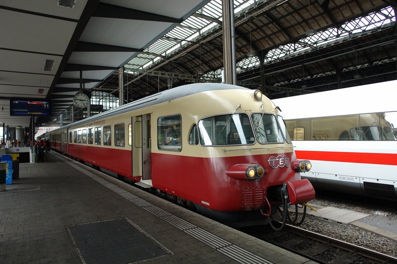 TEE II RAe 1053. Noch 5 Minuten bis zur Abfahrt des  Gottardo  nach Gschenen zur Premiere des Freilichtspektakels  D'Gotthardbahn . Basel SBB am 6.7.2007.