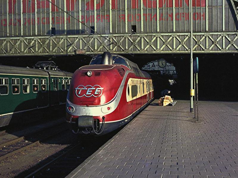 TEE  Rhein-Main  Amsterdam Hauptbahnhof am 24. Mrz 1965. Links is ein Vierwagenzug Typ  mat 54  oder  Hondekop  zu sehen. Dia sammlung Frank Firet