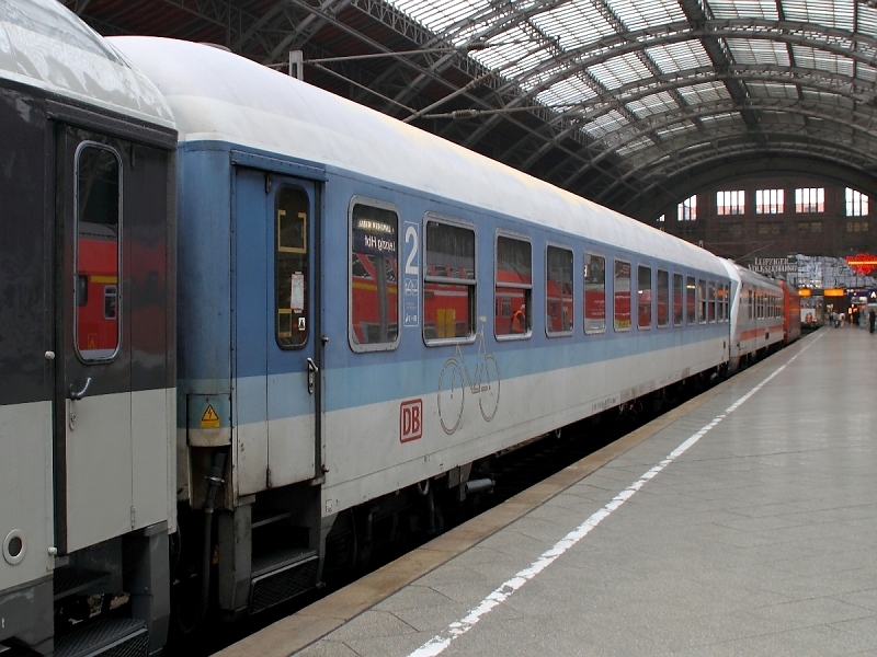 Teil des PbZ vom 15.9.2009 in Leipzig Hbf war auch der IR-Fahrradwagen (Bimdz 551.6) 51 80 84-95077-4 in IR-Blau.