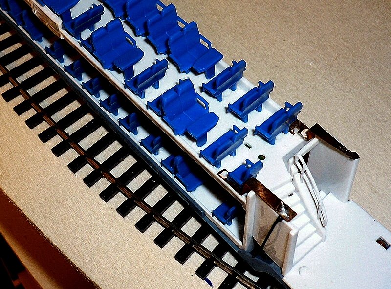 Teil der Obergescho�-Inneneinrichtung des Doppelstockwagens 63102 von Hobby Trade. Bemerkenswert ist, da� alle Sitzb�nke und Tische einzeln eingeklebt sind und nicht wie sonst �blich in einen St�ck als Einsatz, auch die Nachbildung der Treppenaufg�nge, obwohl von au�en kaum sichtbar. Rechts unten die Kontakte f�r die Obergescho�-Beleuchtung, die unter dem Dach des Geh�uses angebracht ist und bei diesen Wagen nicht richtig eingeklipst war und nicht leuchtete. 12.12.2008