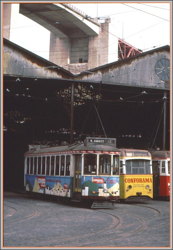 Teilansicht des Depot Santo Amaro unterhalb der riesigen Hngebrcke Ponte 25 Abril. Das Depot wurde in der Zwischenzeit erneuert und beherbergt heute in einem Teil das Trammuseeum von Lissabon. Vergleiche mit Bild 128760 von Patrick Kedzierski vom 17.08.2007. (Archiv 06/92)