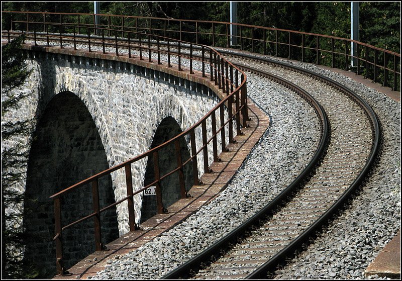 Teilansicht des Schmittentobel-Viaduktes zwischen Filisur und Alvaneu, Länge: 137 m, Höhe: 35 m. 

14.05.2008 (J)