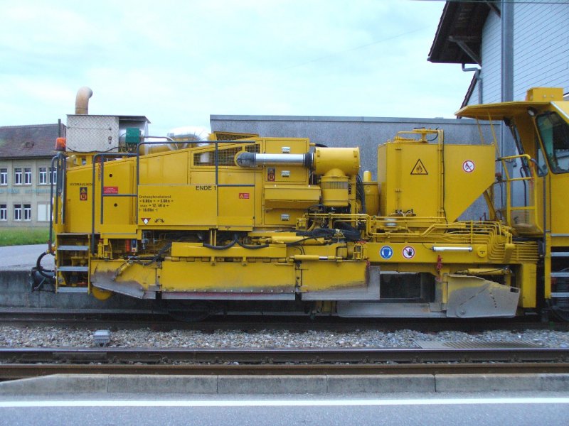 Teilansicht der Meterspurigen Baumaschiene Typ Matisa R 21 RD-A-C von J.Mller . Abgestellt bei der asm Linie Biel-Tuffelen-Ins Bahn am 28.06.2007 im Bahnhof von Lattrigen um Morgens 05.51 Uhr