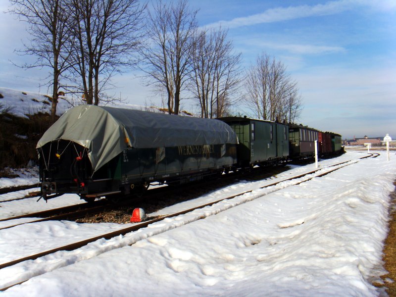 Teile des Wagenparks der Museumsbahn Schnheide, unter anderem der  Wernesgrner  Aussichtswagen 970-358, 07.02.2009
