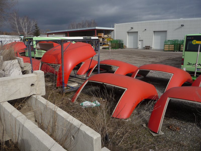 Teile der Front der Baureihe 1016 bzw. 1116 liegen auf einem Parkplatz einer Firma herum. (28.02.09)