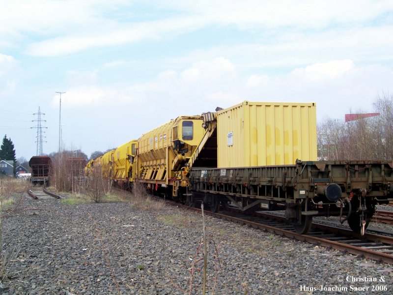 Teile der Schotterbettreinigungsmaschine abgestellt in den berresten des Bahnhofs Remscheid Lennep im Sommer 2006.